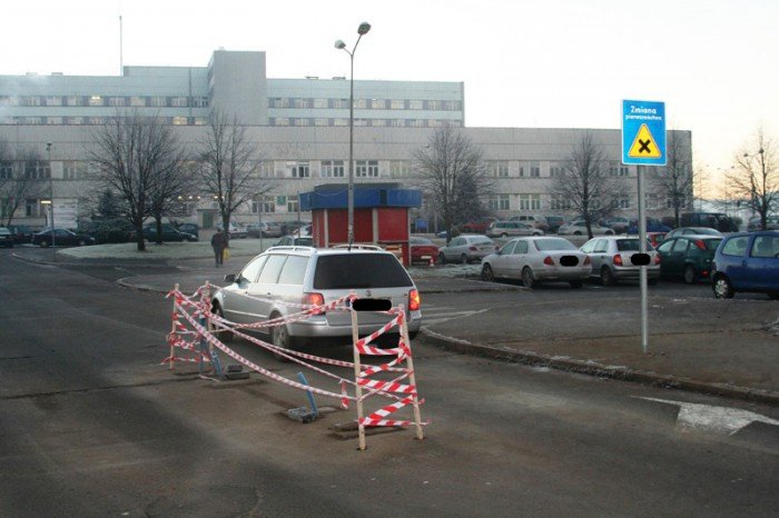 pracownicy-szpitala-w-swiatecznym-prezencie-patny-parking-foto-49800