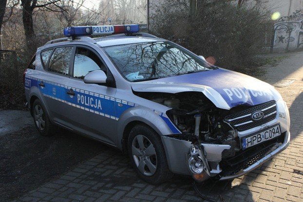 radiowoz-zderzy-sie-z-golfem-w-sobieszowie-foto-49813