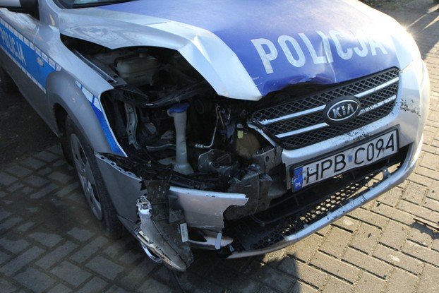 radiowoz-zderzy-sie-z-golfem-w-sobieszowie-foto-49813