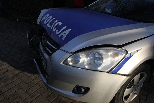 radiowoz-zderzy-sie-z-golfem-w-sobieszowie-foto-49813