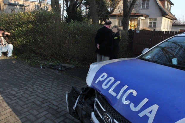 radiowoz-zderzy-sie-z-golfem-w-sobieszowie-foto-49813