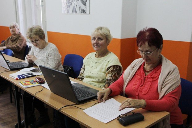 coraz-wiecej-seniorow-chce-sie-uczyc-foto-49819