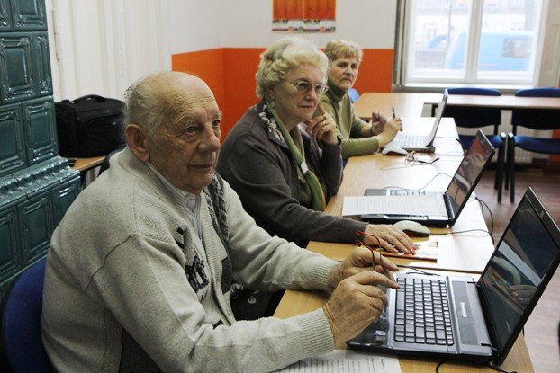coraz-wiecej-seniorow-chce-sie-uczyc-foto-49819