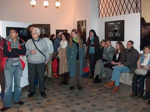 Oprócz zaproszonych artystów na otwarcie przybyli ludzie ze świata fotografii i inne zainteresowane wystawą osoby.