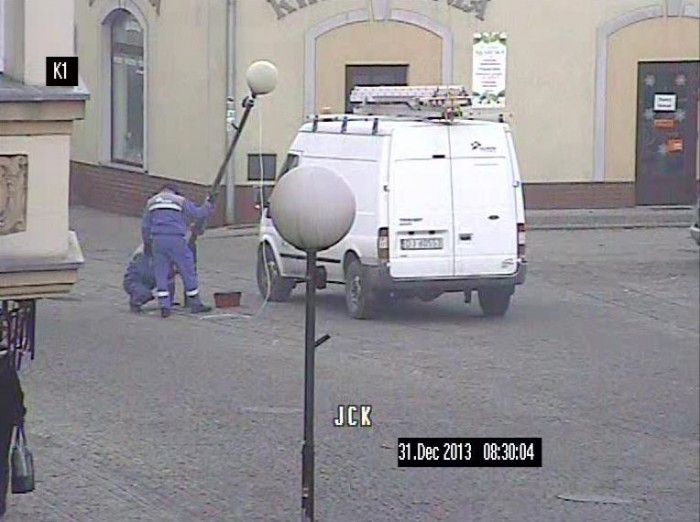 kierowca-uszkodzi-latarnie-i-uciek-zapay-go-kamery-foto-50043