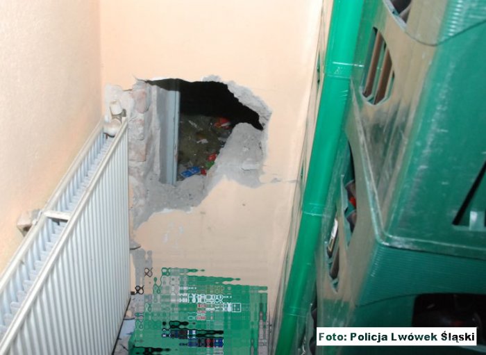 w-nowy-rok-do-sklepu-przez-dziure-foto-50079
