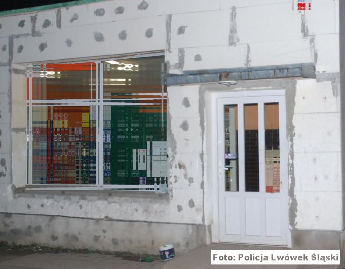 w-nowy-rok-do-sklepu-przez-dziure-foto-50079