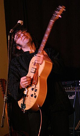 Gitarzysta w artystycznym uniesieniu.