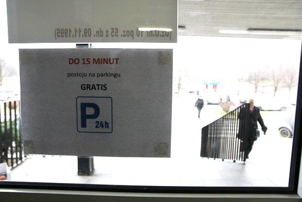 kolejny-konflikt-na-szpitalnym-patnym-parkingu-foto-50260