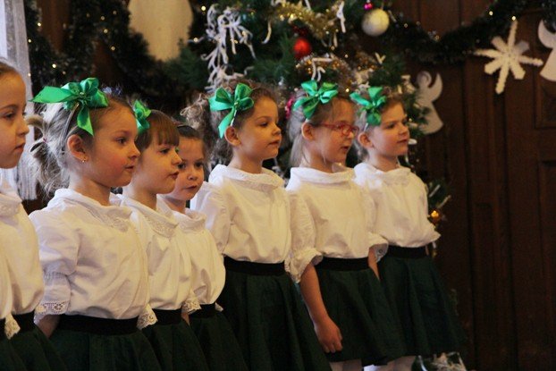 mali-kolednicy-na-wielkim-przegladzie-foto-50279