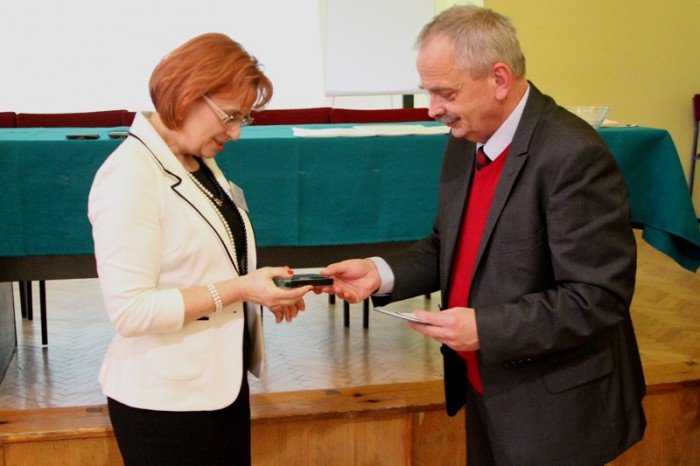 ekonom-i-wicedyrektor-szkoy-z-laurem-od-ministra-turystyki-i-sportu-foto-50303