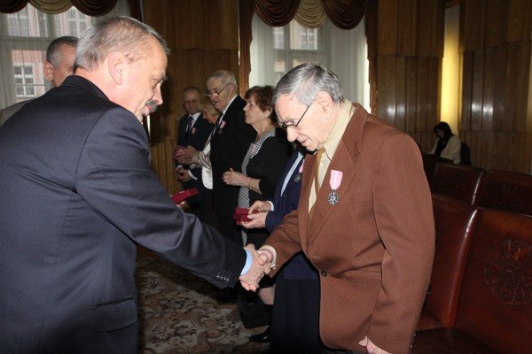 przezyli-z-soba-tyle-lat-piekne-jubileusze-w-ratuszu-foto-50363