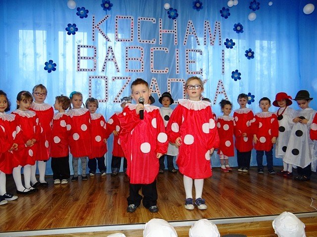 wzruszajace-wystepy-dla-babci-i-dziadkow-w-sobieszowie-foto-50418