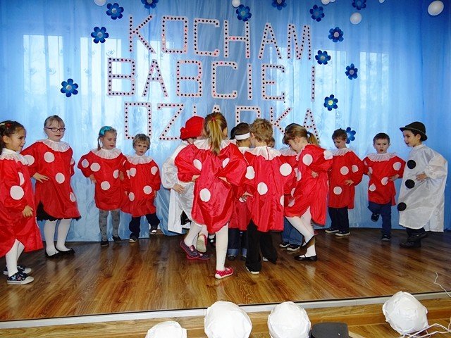 wzruszajace-wystepy-dla-babci-i-dziadkow-w-sobieszowie-foto-50418