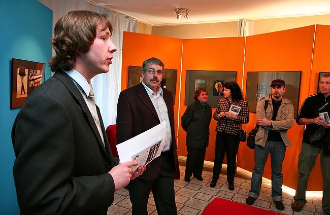 Zamiast aparatu fotograficznego, w rękach autora wystawy: bukiet kwiatów. – Lubię fotografować rośliny – przyznaje Ryszard Literacki.
