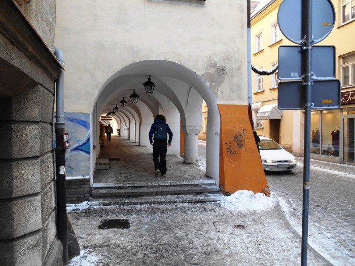 co-dziao-sie-z-lampami-w-arkadach-foto-50461
