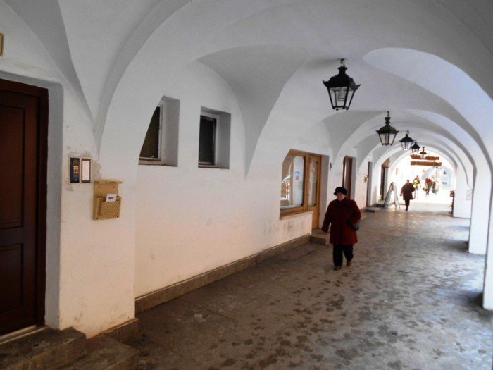 co-dziao-sie-z-lampami-w-arkadach-foto-50461