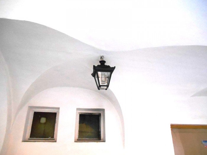 co-dziao-sie-z-lampami-w-arkadach-foto-50461