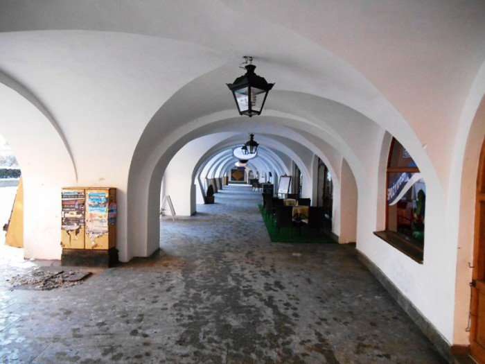 co-dziao-sie-z-lampami-w-arkadach-foto-50461