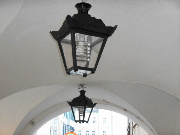 co-dziao-sie-z-lampami-w-arkadach-foto-50461