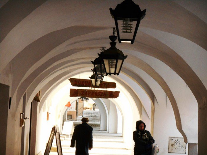 co-dziao-sie-z-lampami-w-arkadach-foto-50461