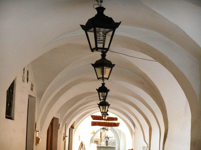 co-dziao-sie-z-lampami-w-arkadach-foto-50461