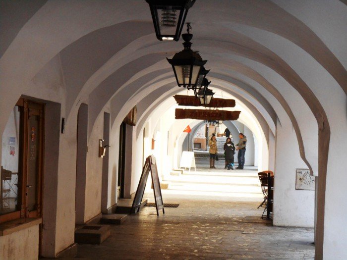 co-dziao-sie-z-lampami-w-arkadach-foto-50461