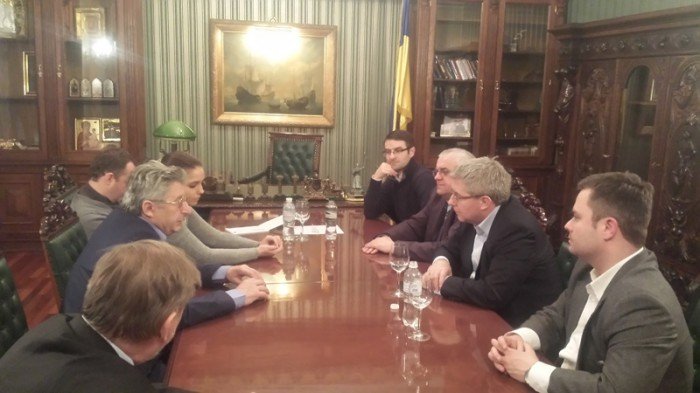 pose-adam-lipinski-z-grupa-politykow-pis-na-ukrainie-foto-50517