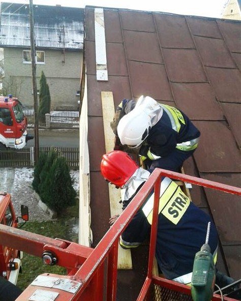 wichura-zniszczya-czesc-dachu-w-wojanowie-i-poamaa-drzewa-foto-50532