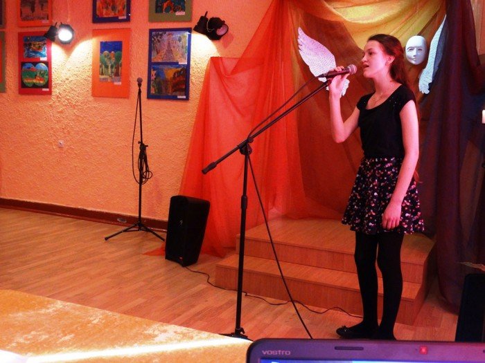 gimnazjalisci-recytowali-i-spiewali-w-mdk-foto-50558