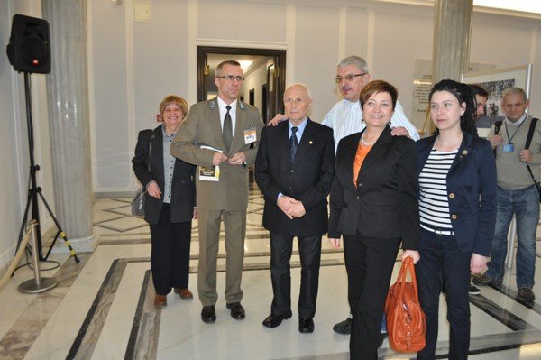 izery-w-sejmie-rzucaja-na-kolana-foto-50661