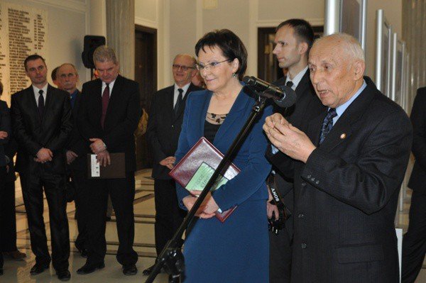 izery-w-sejmie-rzucaja-na-kolana-foto-50661