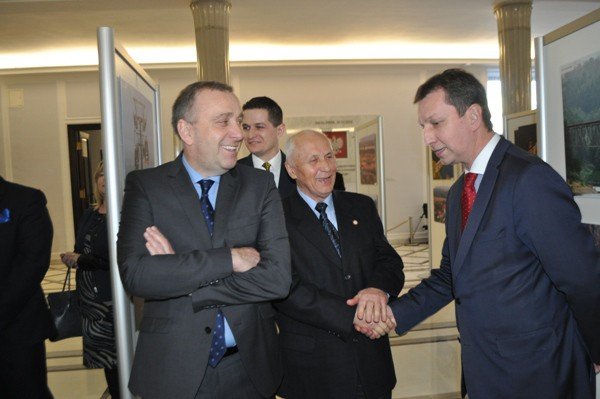 izery-w-sejmie-rzucaja-na-kolana-foto-50661