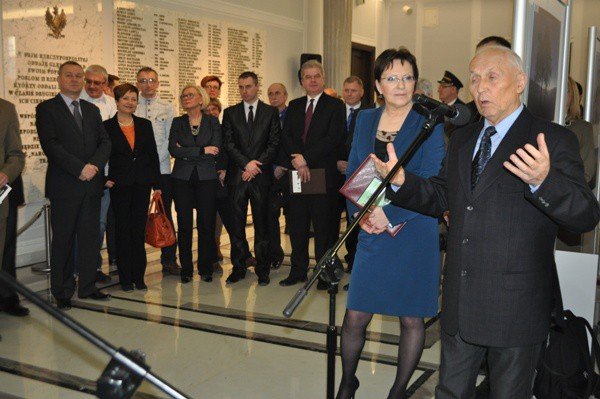 izery-w-sejmie-rzucaja-na-kolana-foto-50661