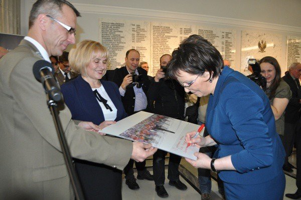 izery-w-sejmie-rzucaja-na-kolana-foto-50661