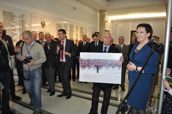 izery-w-sejmie-rzucaja-na-kolana-foto-50661