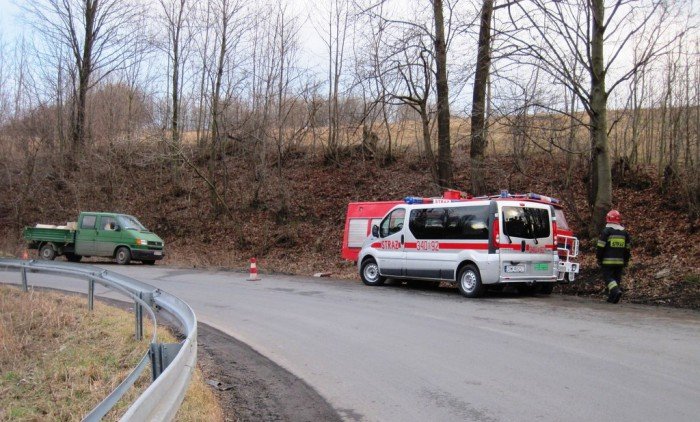 kierowca-zgubi-beczki-z-niebezpiecznym-pyem-cynkowym-foto-50754