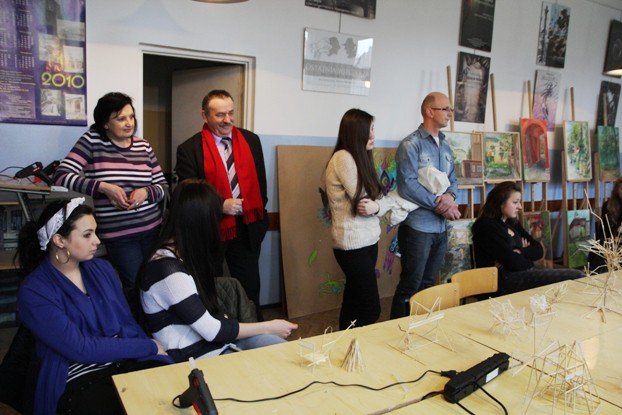 nowoczesna-rzezba-w-liceum-plastycznym-foto-50795