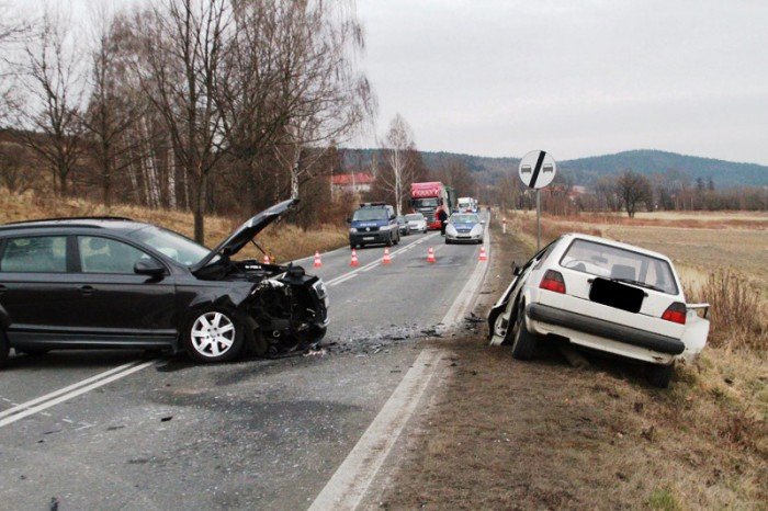 zderzenie-audi-i-golfa-jedna-osoba-w-szpitalu-foto-50858