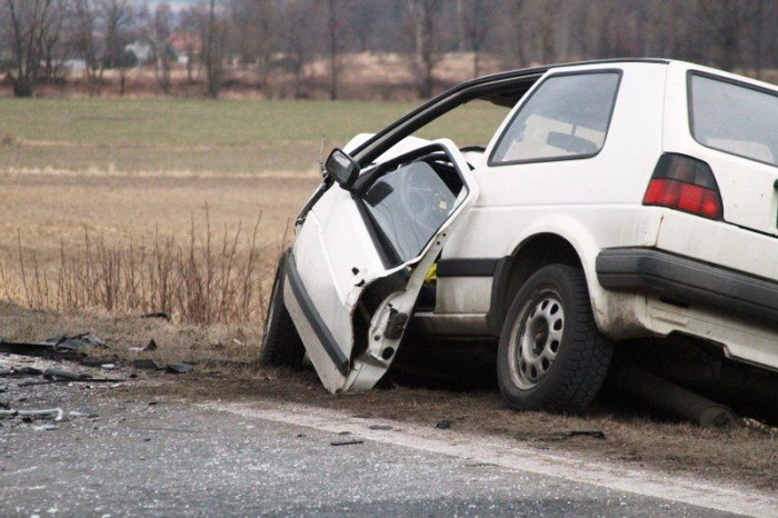 zderzenie-audi-i-golfa-jedna-osoba-w-szpitalu-foto-50858