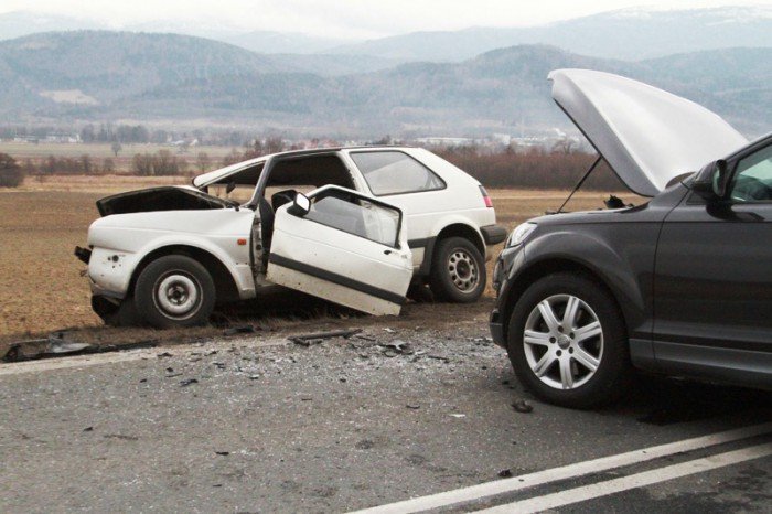 zderzenie-audi-i-golfa-jedna-osoba-w-szpitalu-foto-50858
