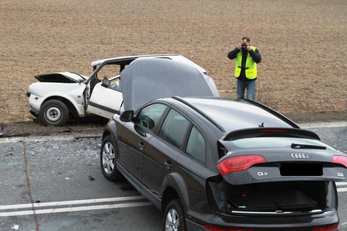 zderzenie-audi-i-golfa-jedna-osoba-w-szpitalu-foto-50858