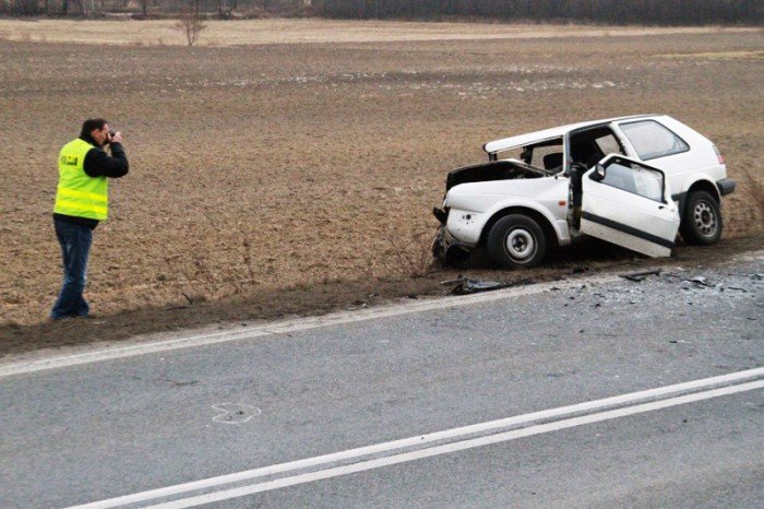 zderzenie-audi-i-golfa-jedna-osoba-w-szpitalu-foto-50858