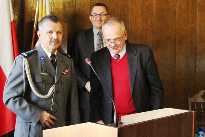 kwiaty-w-podziece-za-suzbe-na-rzecz-bezpieczenstwa-50877