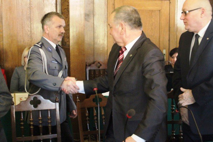 kwiaty-w-podziece-za-suzbe-na-rzecz-bezpieczenstwa-50877