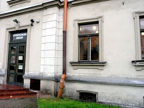 Ukradzione rury spustowe zostały zastąpione plastikowymi.