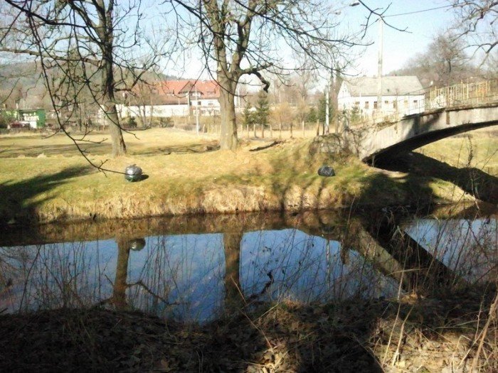 jeleniogorzanin-wyrzuci-worki-z-odpadami-do-rzeki-foto-51179