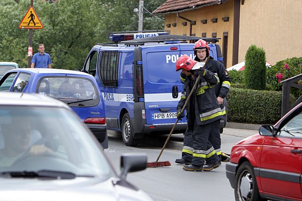 Strażacy i poszkodowani oceniają skutki zajścia.
