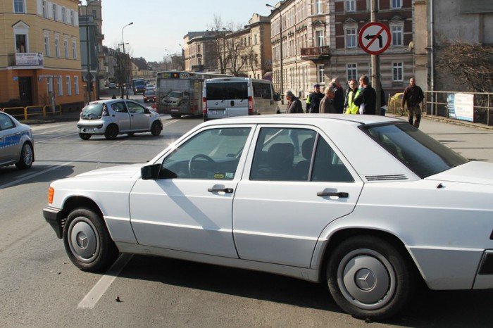 potrojny-dzwon-przy-fontannie-na-wolnosci-foto-51255
