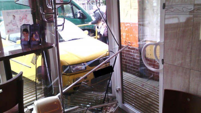 auto-wjechao-w-cukiernie-przy-bankowej-foto-51337